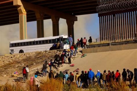 Some 1500 Migrants Crossed Rio Grande Into El Paso On Sunday Witness