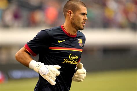 Victor Valdes to Train with Manchester United - World Soccer Talk