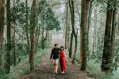 Ada banyak tema yang bisa diambil dalam pemotretan prewedding. Ide Foto Prewedding Outdoor