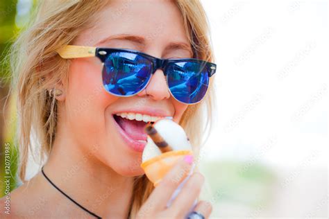 Junge Hübsche Frau Schleckt An Einem Eis Stock Foto Adobe Stock