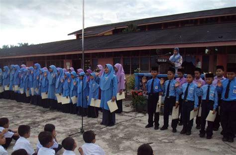 Sepasang cowok dan cewek yang masih mengenakan seragam ini. zainonabidin.blogspot.com: Penyampaian Sijil Watikah ...