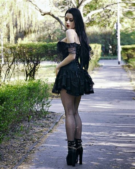 pin by ¡dark gothic macabre on góticas goth girls sexy gothic outfits hot goth outfits