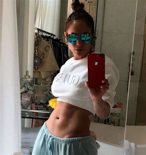 la dieta de jlo para un cuerpo envidiable qué desayuna come y cena vogue