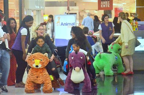 Maybe you would like to learn more about one of these? Taís Araújo se diverte com filhos em Shopping do Rio de ...