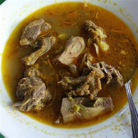 The main ingredients of this dish are usually poultry, goat meat, beef, mutton, various kinds of offal, fish and seafood, as well as vegetables such as cassava leaves. 45+ Makanan Khas Aceh dan Harga-nya (NAMA & PENJELASAN)