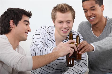 Drei Betrunkene Freunde Ficken Russische Sexfrau Und Trinken Bier