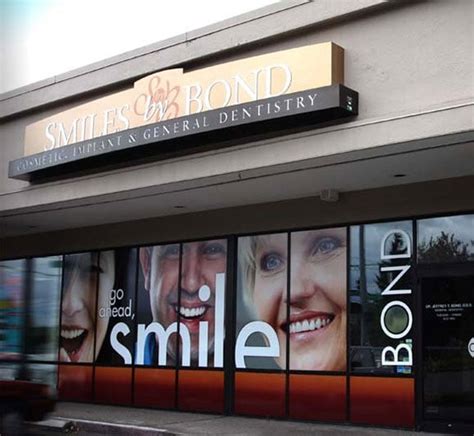 10 Awesome Shop Window Graphics Signage For Storefront