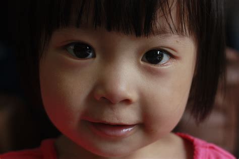 무료 이미지 사람 소녀 초상화 빨간 작은 아시아 어린이 장난감 표정 말뿐인 미소 입 닫다 인간의 몸