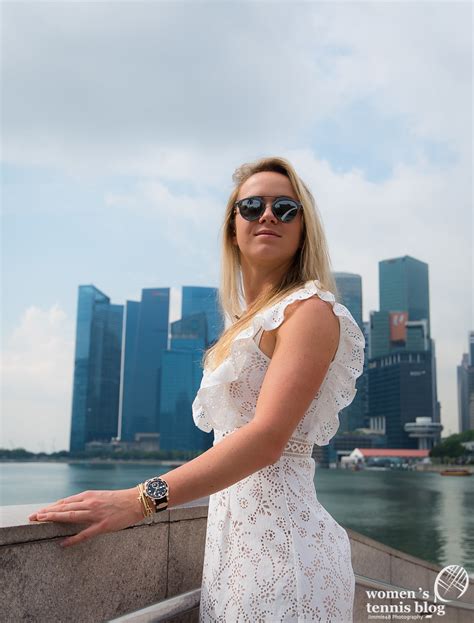 Free shipping and free returns*! Elina Svitolina roams Singapore for WTA Finals photoshoot