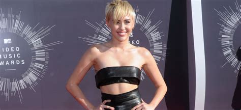 Miley cyrus — wrecking ball (caked up remix) free download***. 'Wrecking Ball', de Miley Cyrus, el video del año, según ...