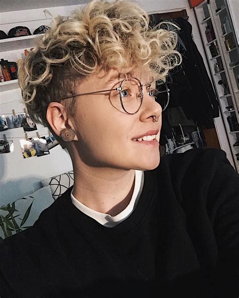 Curly hair might occasionally feel like a tangled curse you didn't ask for, don't deserve and definitely don't have time to. Pin on Hair androgynous lesbian Dyke haircuts, pixie hair, Short hair Woman, Tomboy