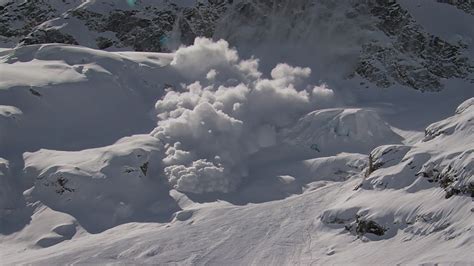 Man Vs Snow 4 Minutes Of Terrifying Avalanche Footage Snowbrains