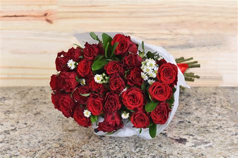 A Beautiful Bouquet Of Fresh Red Roses Hamper World