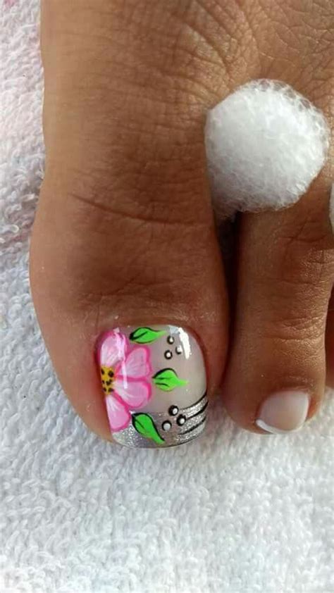 Pies y manos femeninos con una toalla enrollada blanca. Mis uñas los amo | Arte de uñas de pies, Uñas de los pies ...