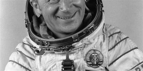 Und unterschrieben von sigmund jähn, waleri bykowski, wladimir kowaljonok und alexander iwantschenkow. Sigmund Jähn ist tot