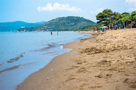La spiaggia è nascosta tra le insenature della costa della meravigliosa barriera dell'argentario. Le migliori spiagge in Costa d'Argento, Toscana - Costa d ...