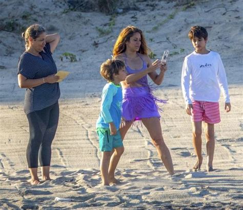 Shakira Disfruta Sus Hijos La Playa En México