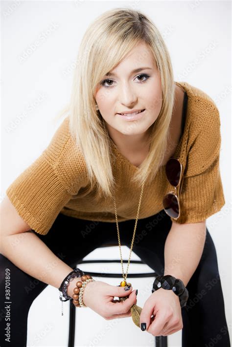 Hübsche Blonde Frau Mit Natürlichem Lächeln Sitzt Auf Hocker Stock 写真 Adobe Stock