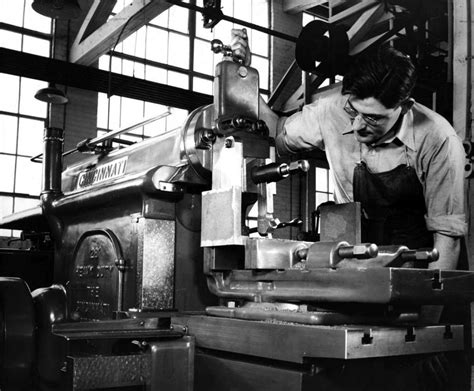 شعار يكشف عن عرض شعار بسيط بالألوان المائية الغريبة. الأول من أيار عيد العمال العالمي