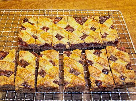 Dieses schnelle rezept für linzer schnitten vom blech hält sich. Linzer Schnitten (Rezept mit Bild) von mima53 | Chefkoch.de