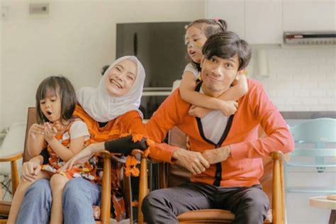 Menetap Di Bandung 10 Potret Harmonis Keluarga Tria The Changcuters