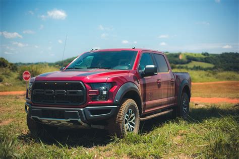 Price details, trims, and specs overview, interior features, exterior design, mpg and mileage capacity, dimensions. #Eita! Ford F-150 Raptor pode ganhar motor V8