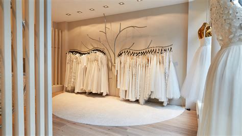 Leichte, komfortable brautkleider begeistern in femininen silhouetten und mit gewagten details. 11 Läden in München, in denen ihr schöne Brautkleider ...