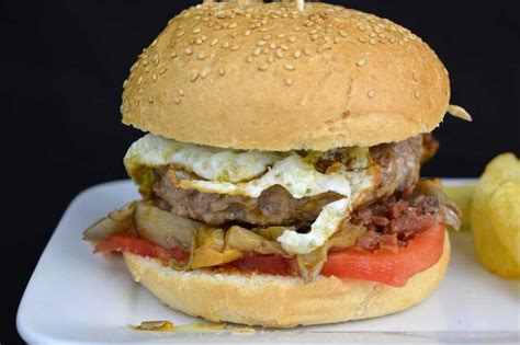 ¡este chef de hamburguesas está decidido a convertirse en uno de los mejores de toda la ciudad! Hamburguesa casera de Cocina Familiar