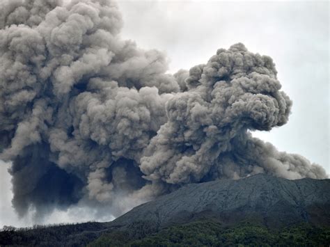 People killed and missing as Indonesian volcano erupts | Volcanoes | Al