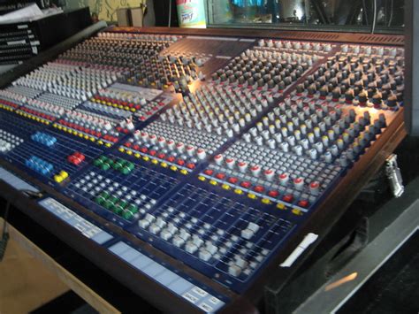 The mixer's tube credentials are via an assignable 12ax7 tube stage, which can serve either the pair of mic inputs, or the single instrument input. photo