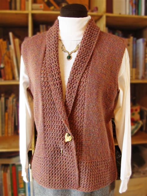 This is a great first cable project! Love the texture. I'd like to try making a summer version ...