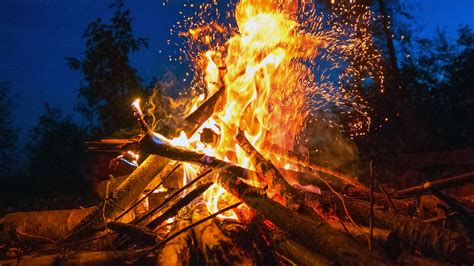 Valborg thunderbolt 4:43 0 ×. Traditionellt Valborgsfirande i Karnas Backe - Hörby