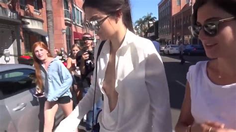 Kendall Jenner ose un énorme décolleté presque seins nus dans les rues de Los Angeles YouTube