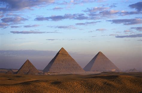 Pyramids Of Menkaure Khafre Khufu The Nile River 2575 Bce 2465 Bce Burial Monuments