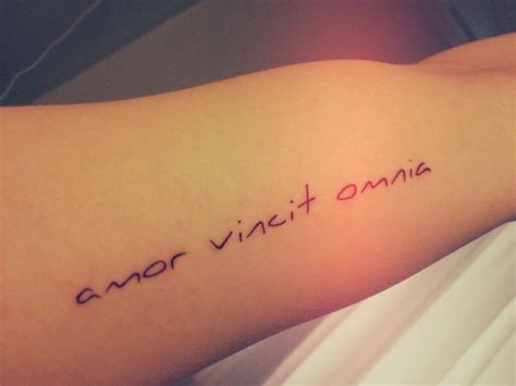 tatouage amor vincit omnia pin on tattoos