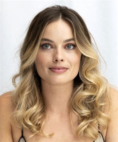 12 Margot Robbie Hairstyles And Haircuts Celebrities
