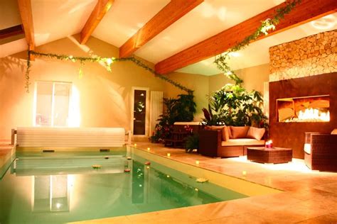 Chambre avec cheminée piscine intérieure chauffée et jacuzzi privatifs