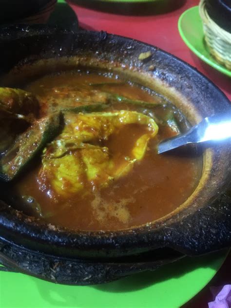Kebanyakan gerai yang beroperasi di sini menjual asam pedas dan roti canai, tetapi terdapat juga satay yang sedap. Asam Pedas Pasar Borong, Batu Berendam, Melaka