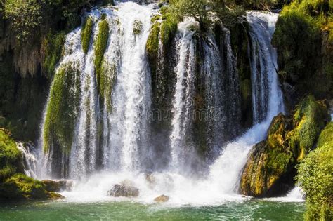 Cascade De Kravice Sur Le Fleuve Trebizat En Bosnie Herzégovine Miracle