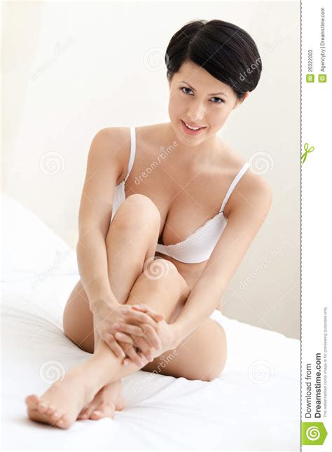 Halfnaked Reizvolle Frau Sitzt Auf Dem Bett Stockbild Bild von büstenhalter attraktiv