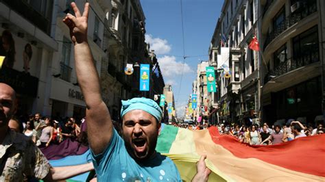 Une Gay Pride Violemment R Prim E Par La Police Istanbul