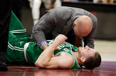 Gordon Hayward Breaks Ankle As Cavs Beat Celtics The New York Times
