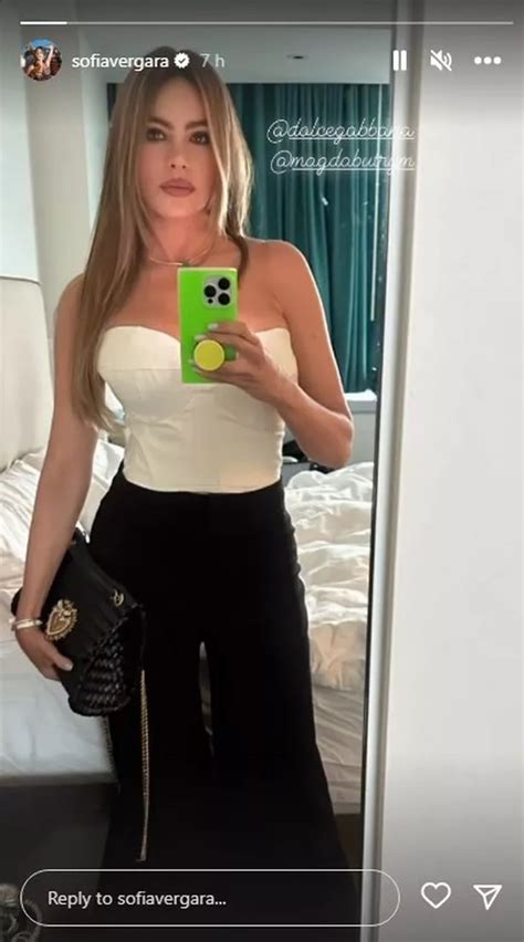 Sofia Vergara Thrills Fans As She Shares Stunning Mirror Selfie In White Strapless Top Daily Star