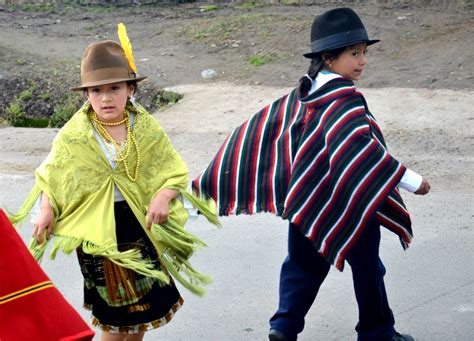 Se localizan en toda la costa ecuatoriana, principalmente en la provincia de santa elena. Desde niños bailan sus bailes tradicionales | Folk dresses ...