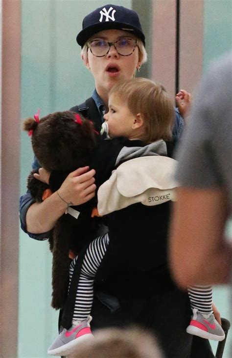 Скарлетт йоханссон и колин жост поженились. Scarlett Johansson at Sydney Airport: Star unrecognisable with daughter Rose | Perth Now