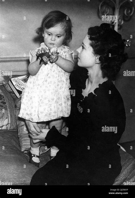 Vivien Leigh With Her Young Daughter Suzanne Holman At Home In May 1935