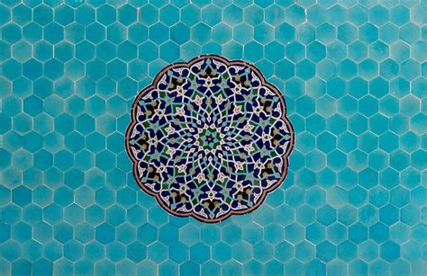 We love the flower design in this bright bathroom. Exotischer Badezimmer Trend - Dekorative Fliesen - THE ...