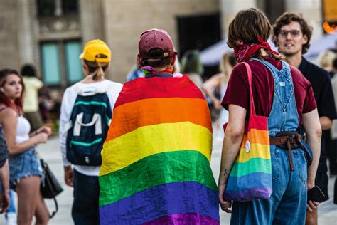 Najpierw ze sprzedaży tego numeru wycofała się sieć. Przemoc działaczy LGBT | Gazeta Polska Codziennie