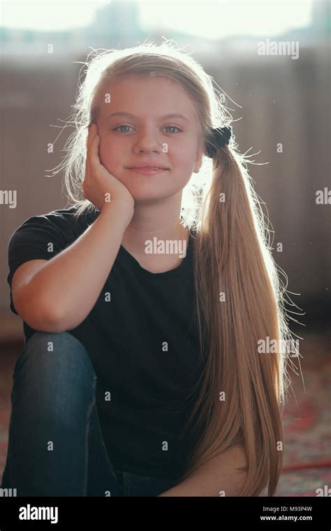 Portrait Von Schönen Mädchen Teenager Mit Blonden Langen Haaren Stockfotografie Alamy