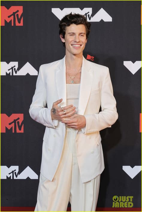 Photo Shawn Mendes White Suit Mtv Vmas Red Carpet 05 Photo 4621012